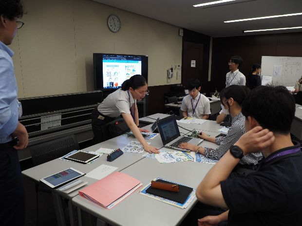 イベント運営実習の宣伝ポスターのデザインを検討する様子(7/15)