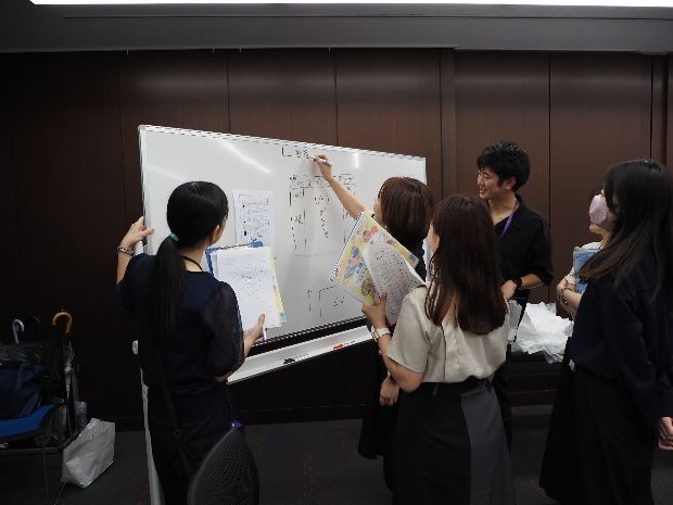 イベント運営実習のレイアウトを考える様子(7/15)