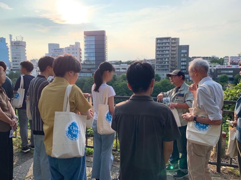 外濠沿いの見学の様子